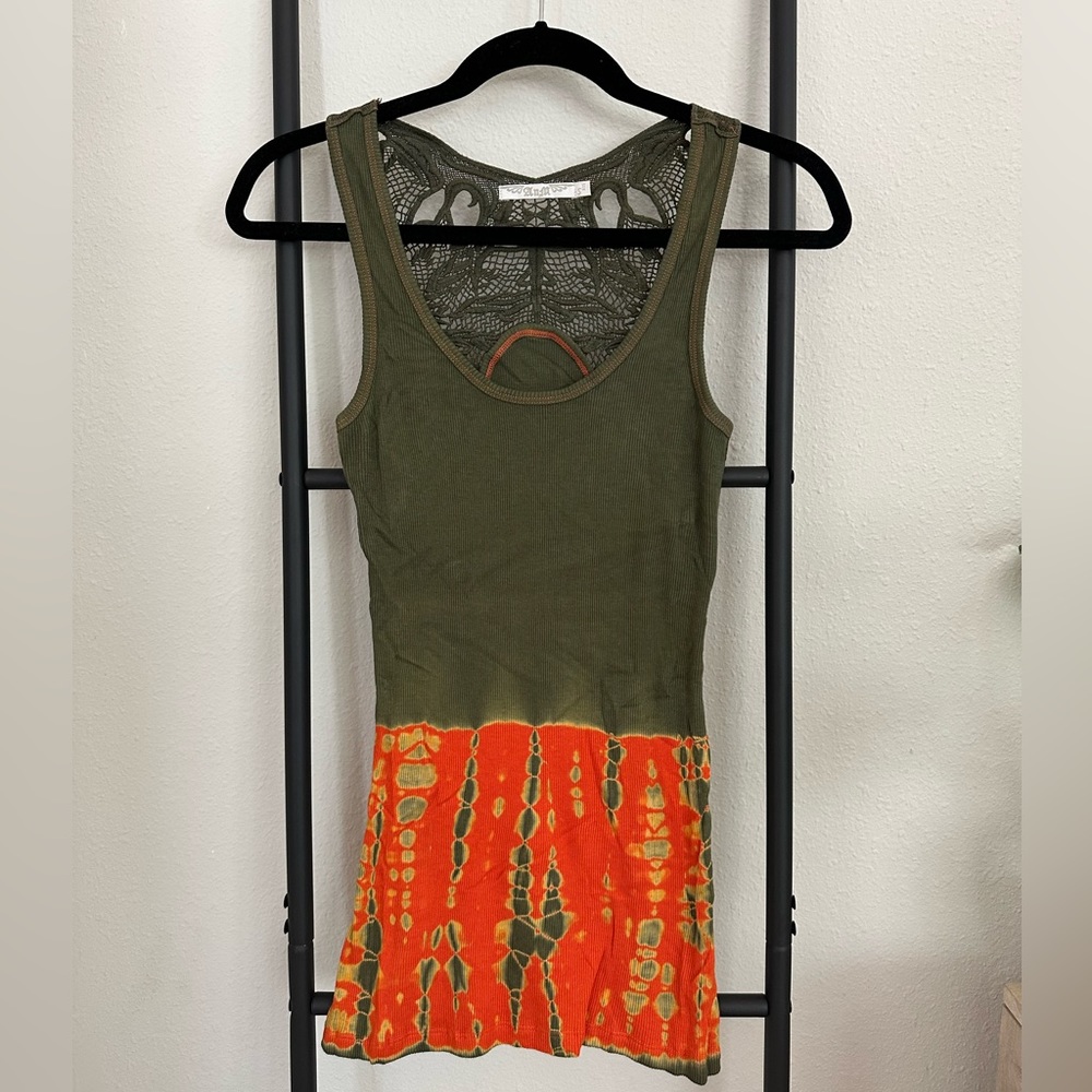 NWT)Tie dye tank top w/butterfly patch